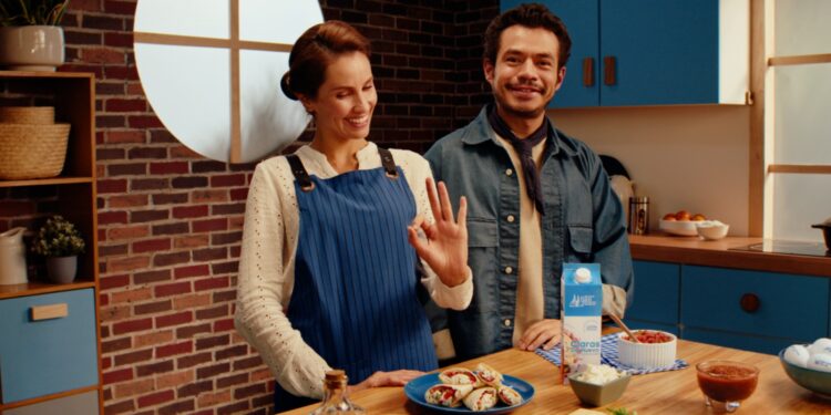 Memo Villegas protagoniza “Algo bien”, la campaña de Huevos San Juan producida por Mango Films