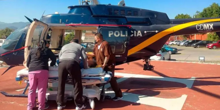 Cóndores trasladan a hombre infartado a hospital en Iztapalapa