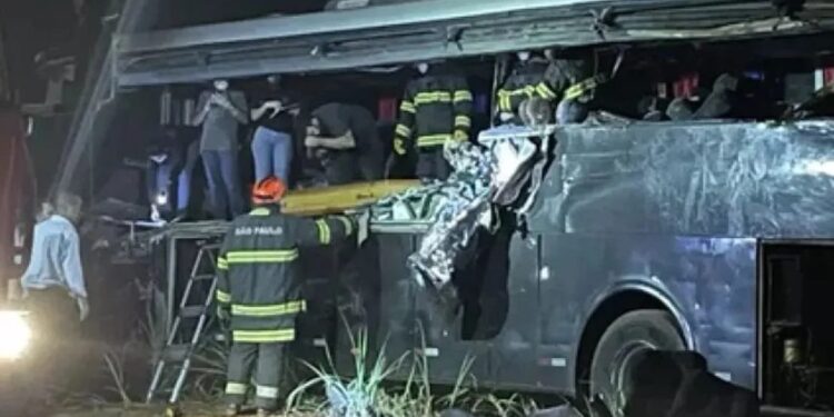Accidente en carretera en Brasil deja 12 estudiantes muertos y 19 heridos