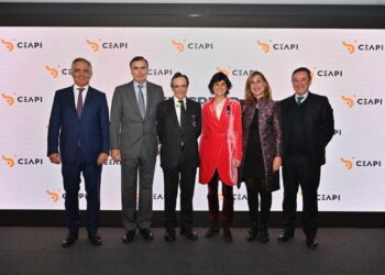 Diego del Alcázar y María Benjumea reciben la medalla de Honor de CEAPI