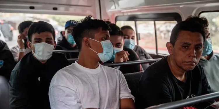 México envía vuelos ‘voluntarios’ a Honduras con migrantes deportados de EU