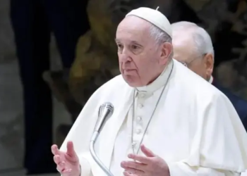 El papa sufre neumonía bilateral y su salud es compleja, dice el Vaticano
