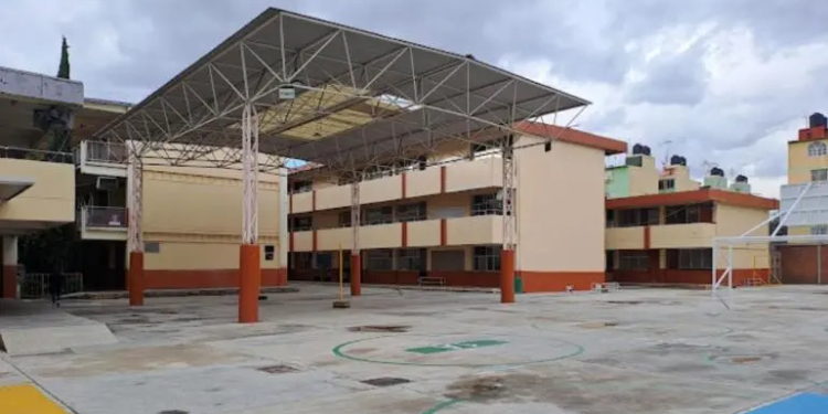 Alumna de la Secundaria 236 es arrojada del segundo piso por su gusto al K-pop