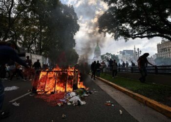 Policías, jubilados y barras bravas chocan en violentas protestas en el Congreso de Argentina