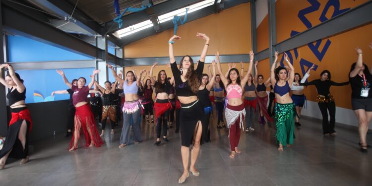 CDMX experimenta la magia del bellydance en el festival Un Pedacito de Mundo