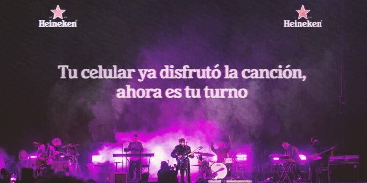 ¡Heineken lo hace de nuevo! Pide guardar celulares y disfrutar la música con Zoé