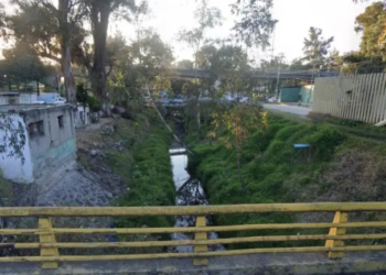 Hallan cuerpo sin vida en canal de aguas negras de Canal de Chalco y Periférico