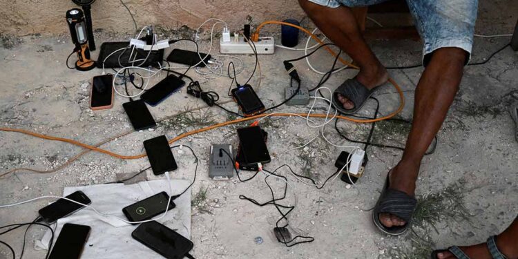 Cuba a media luz tras 40 horas en apagón generalizado