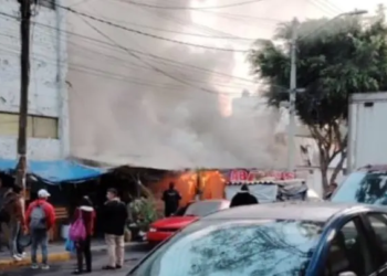 Incendio consume casas de aluminio y cartón en Tacubaya