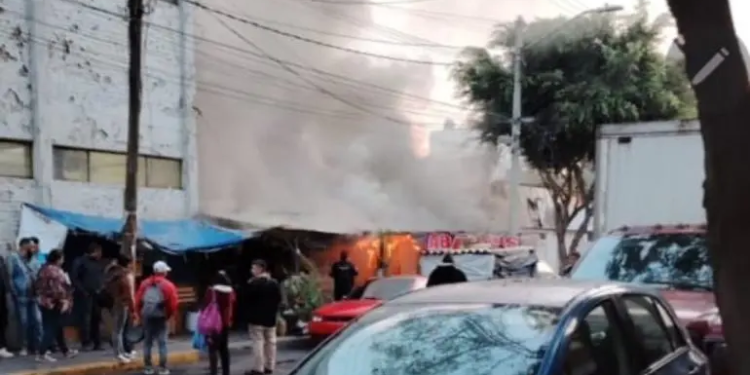 Incendio consume casas de aluminio y cartón en Tacubaya