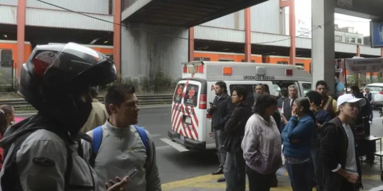 Persona se arroja al paso del tren en San Antonio Abad, Línea 2 del Metro