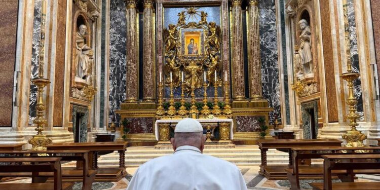 Vía Crucis, el Papa: En un mundo de algoritmos, la economía de Dios no descarta