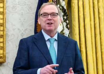 Más de 50 países hablan con EU para negociar aranceles, dice asesor de Trump