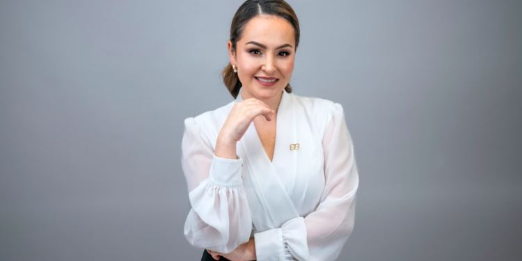 De emprendedora a CEO global: El imperio de belleza de Cinthia Holguín