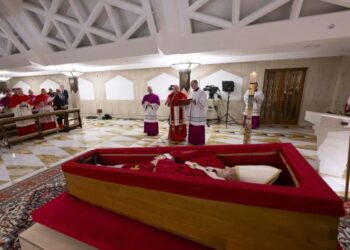 El príncipe William asistirá al funeral del Papa Francisco en lugar del rey Carlos