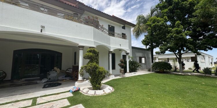 Aseguran armas, droga y equipo táctico durante un operativo en dos inmuebles de Teocaltiche, Jalisco