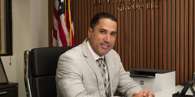 Johan González ‘De Empleado a Empresario’, un libro que busca transformar la carrera de los agentes de seguros latinos