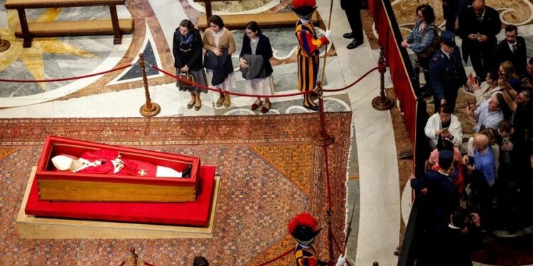 Los fieles comienzan a dar el último adiós al papa Francisco