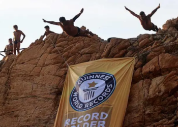 Clavadistas de La Quebrada reciben Récord Guinness por cinco millones de saltos de cabeza