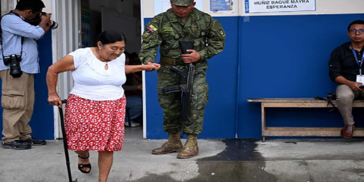 Ecuatorianos votan para elegir presidente entre Noboa y la izquierdista González