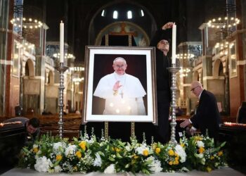 Papa Francisco | Estupor y devoción en la plaza de San Pedro tras anunciar su muerte