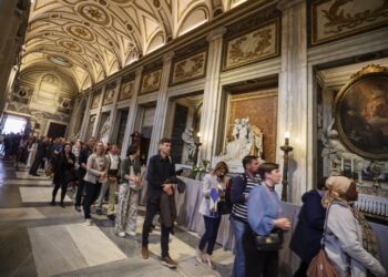 Miles de personas visitan la tumba del Papa Francisco en las primeras horas de apertura al público