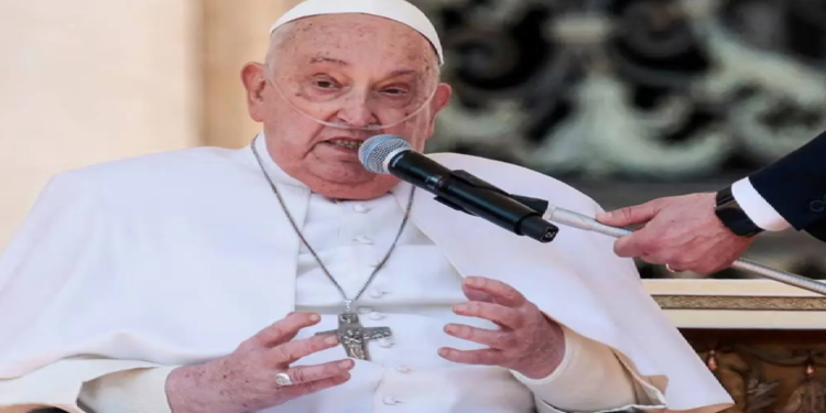 El Papa Francisco, convaleciente, aparece por sorpresa en la plaza de San Pedro
