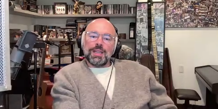 SANTIAGO CRUZ EMOCIONA A MÉXICO CON SU GIRA «QUINCE DE CAMINOS» Y EL RELANZAMIENTO DE «6:00 A.M. (VERSIÓN 2025)»