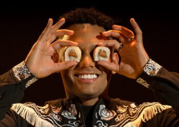 CHELO RAMÍREZ ASOMBRA A MÉXICO CON SU NUEVO SENCILLO “SUSHITO”, UN ADELANTO DE SU PRÓXIMO ÁLBUM “DESAMOR EN LA DESPENSA”