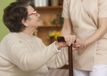 Alertan por falta de regulación en casas improvisadas para cuidado de adultos mayores