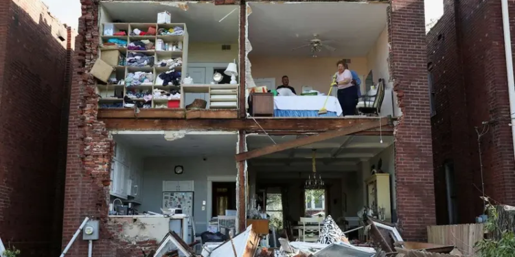 Tornados arrasan en Kentucky y Misuri; dejan al menos 21 muertos