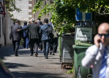 Funcionarios de EE. UU. y China negocian en Suiza; buscan bajar la tensión a la guerra comercial