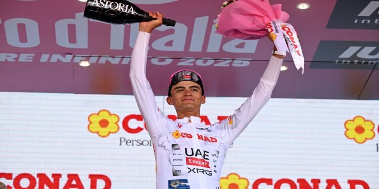Isaac del Toro pierde la Maglia Rosa, pero hace historia en el Giro de Italia 2025