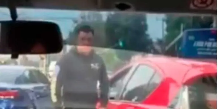Graban a presunto ‘montachoques’ amenazando a víctimas en avenida Cuitláhuac