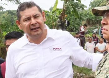 Gobernador de Puebla atiende emergencia tras desbordamiento del río Pantepec