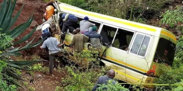 Al menos 38 muertos tras choque entre autobús y microbús