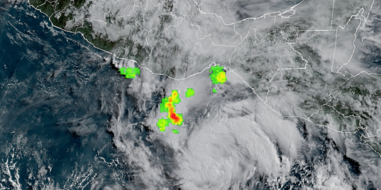 Tormenta tropical Erick agarra fuerza y chocará como huracán categoría 2 en México