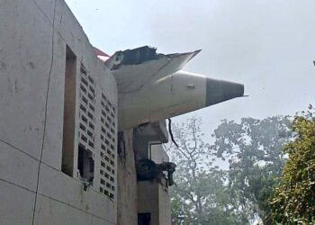 Se estrella avión en India; transportaba a más de 200 pasajeros y se dirigía a Londres