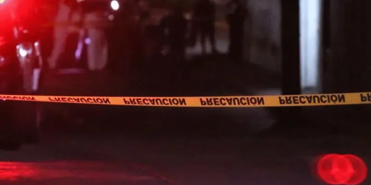 Mujer y hombre disparan contra policías y chocan dos patrullas en Álvaro Obregón