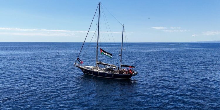 Barco con ayuda humanitaria y 12 activistas, entre ellos, Greta Thunberg, se acerca a Gaza