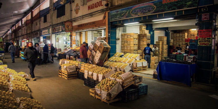 Funcionaria de Iztapalapa juega en dos bandos