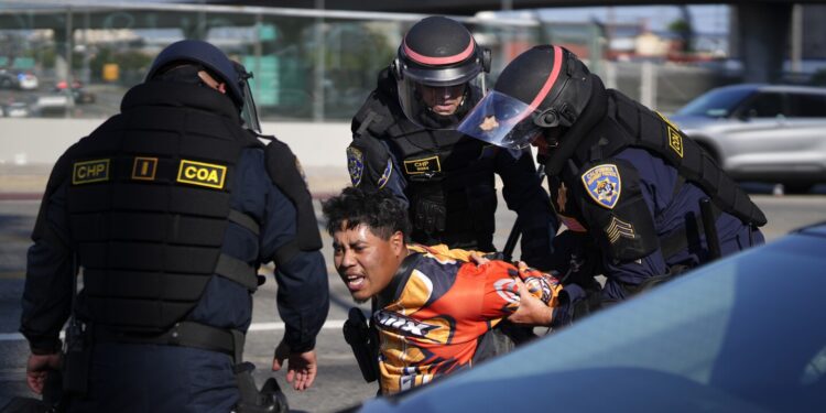 Más de 20 personas fueron detenidas en la primera noche del toque de queda en Los Ángeles