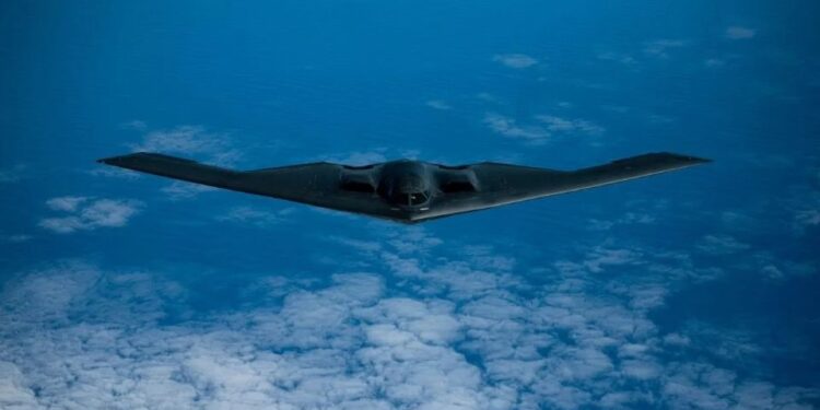 Estados Unidos traslada bombarderos B-2 a base del Pacífico, según Reuters