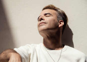 YEY-R Y SU DESGARRADORA BALADA «EL CIELO LLORA CONMIGO»