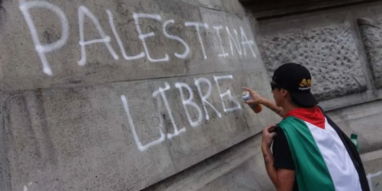 Manifestantes pro-Palestina pintarrajean Ángel de la Independencia durante manifestación