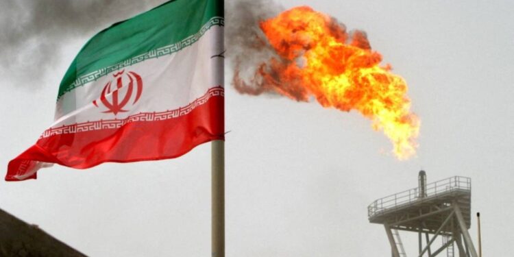 El petróleo se dispara 9% tras ataques de Israel a Irán y temor por suministro en Medio Oriente