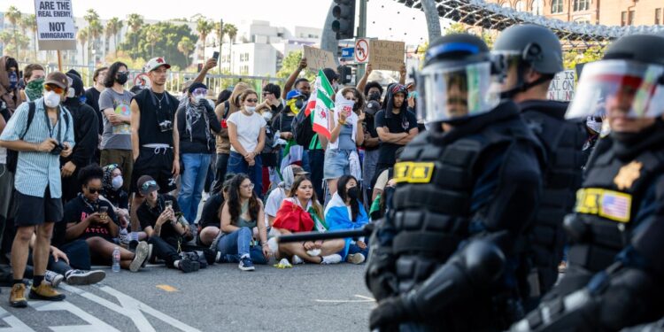 Detienen a decenas de personas en San Francisco en protestas contra política migratoria de Trump