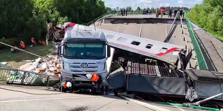 Colapso de puentes en Rusia fueron provocados por explosiones; autoridades investigan posible “acto terrorista”