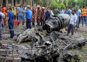 Al menos 19 muertos tras estrellarse avión militar sobre escuela en Daca, Bangladesh