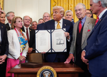 Trump firma ley contra fentanilo y lanza mensaje a cárteles